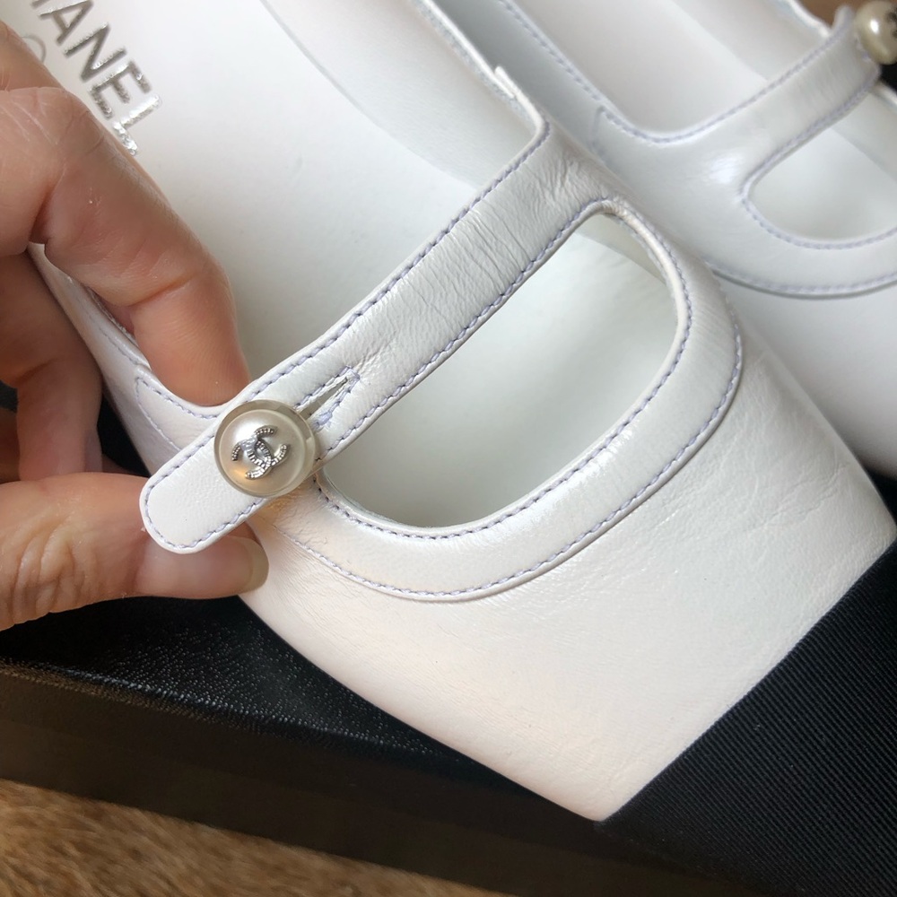 Chanel White and Black Point-Toe Mary Jane Flats G45763 size 39 NIB $1200 - Picture 3 of 10